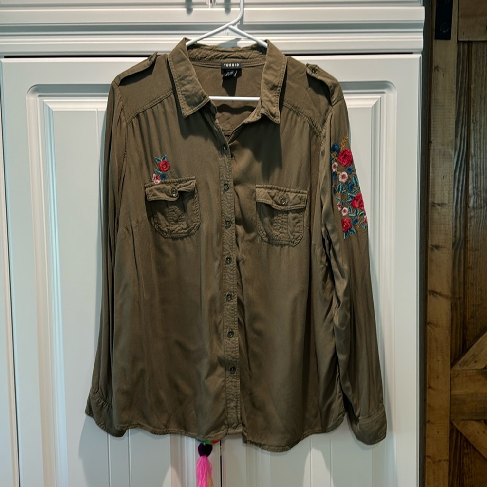 Torrid 1x like new. Army green button up with embroidery